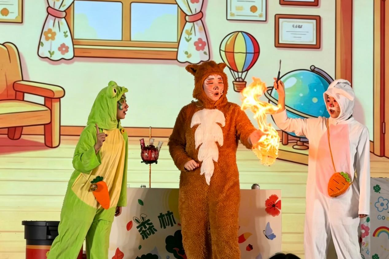 1791877828880057381.png 全国科普月 启动仪式上的科学表演.png