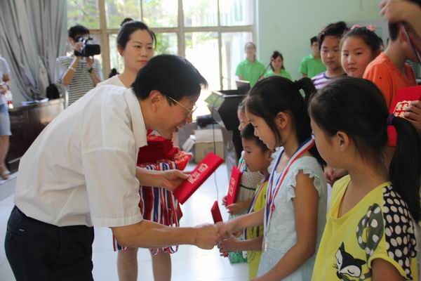 调整大小 专家为获奖选手颁奖.jpg